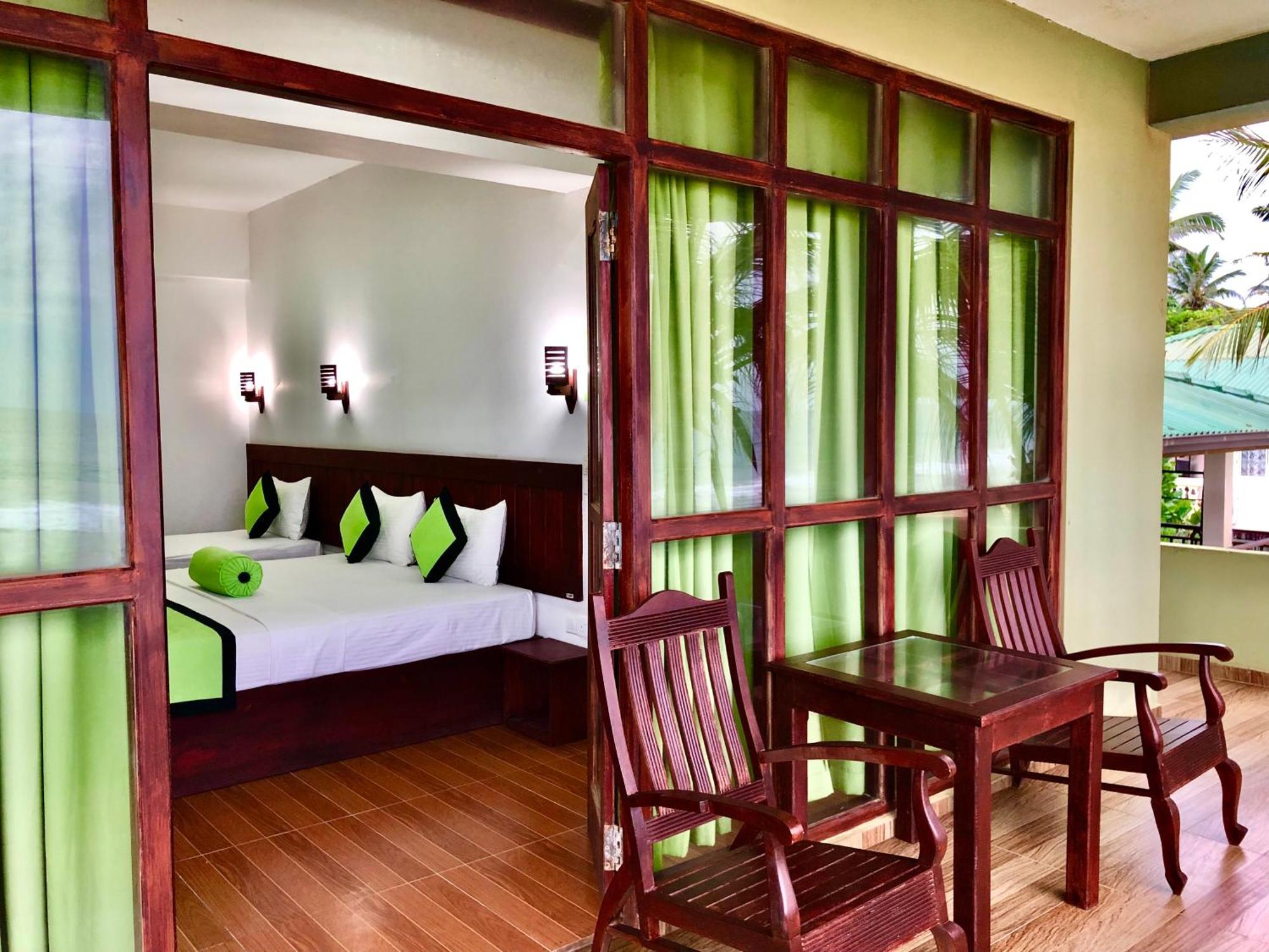 Serenade Beach Hotel Hikkaduwa Room photo
